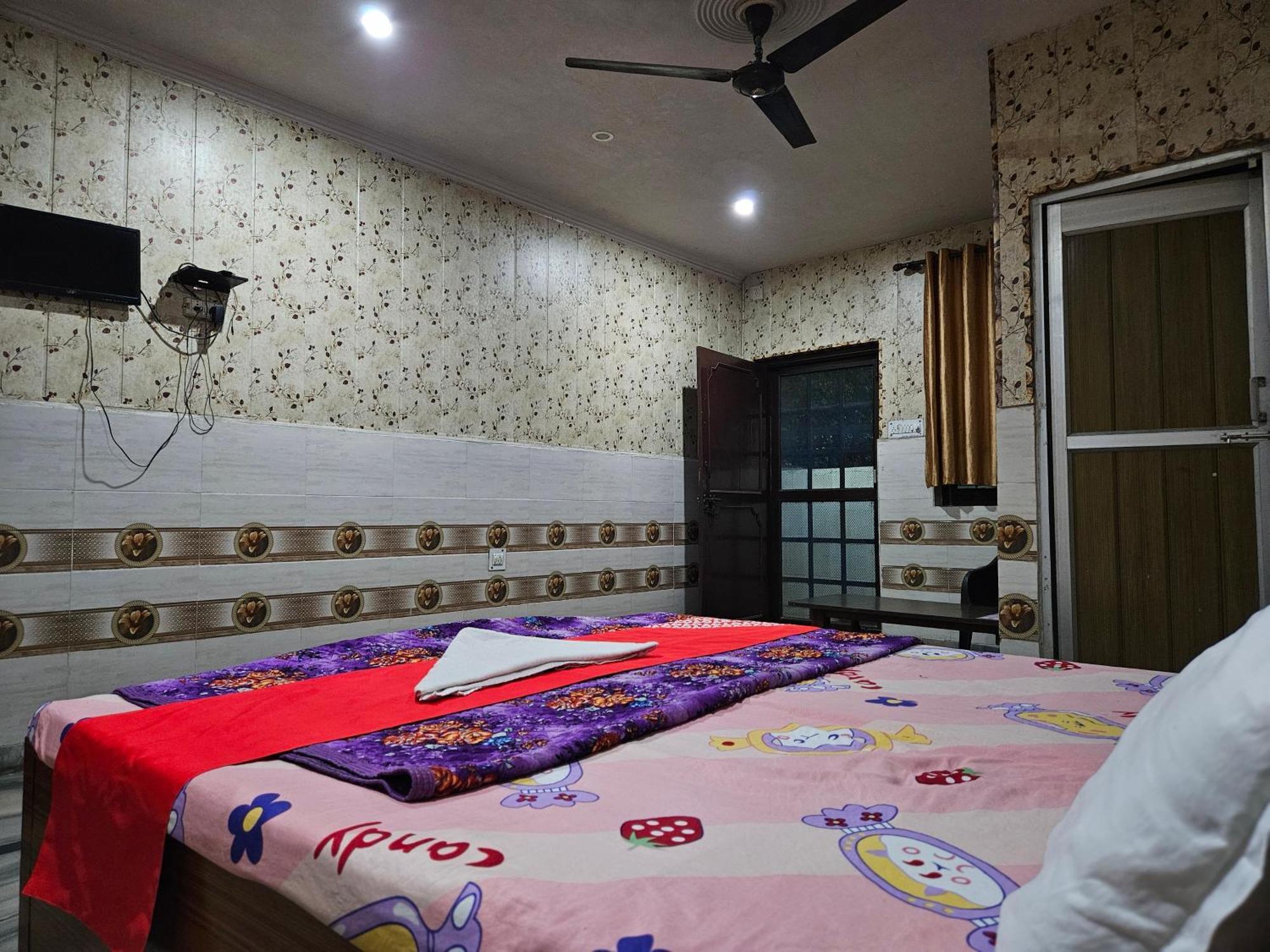 Hotel Chitrarth & Party Lawn Haldwani Ruang foto